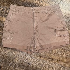Women’s size 6 Time and Tru Mid Rise short . 3” inseam 6 pockets. LIKE NEW